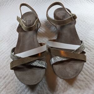 MUNRO Eden Cork Wedge Ankle Strap Sandals 9 M Cream Metallic